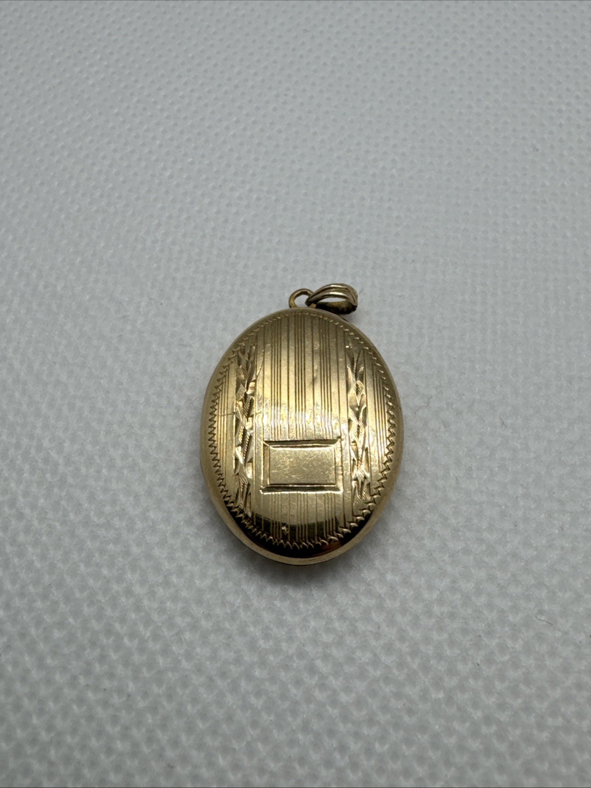 10K Yellow Gold Esemco Vintage Oval Locket Etched w/ Photos 3.17 grams Heirloom