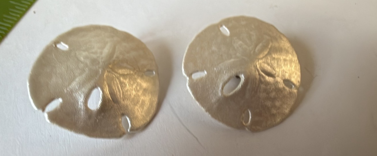 VTG WHITE SAND DOLLAR SHELL EARRINGS CLIP GLOSSY 1″
