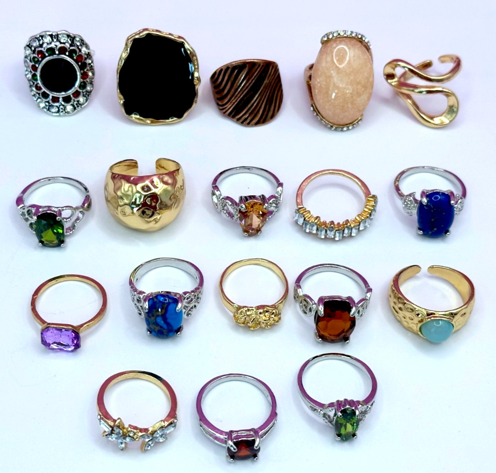 Lot 18 Fashion Rings Sizes 6 to 6.5 Including 1 Premier Design R-42