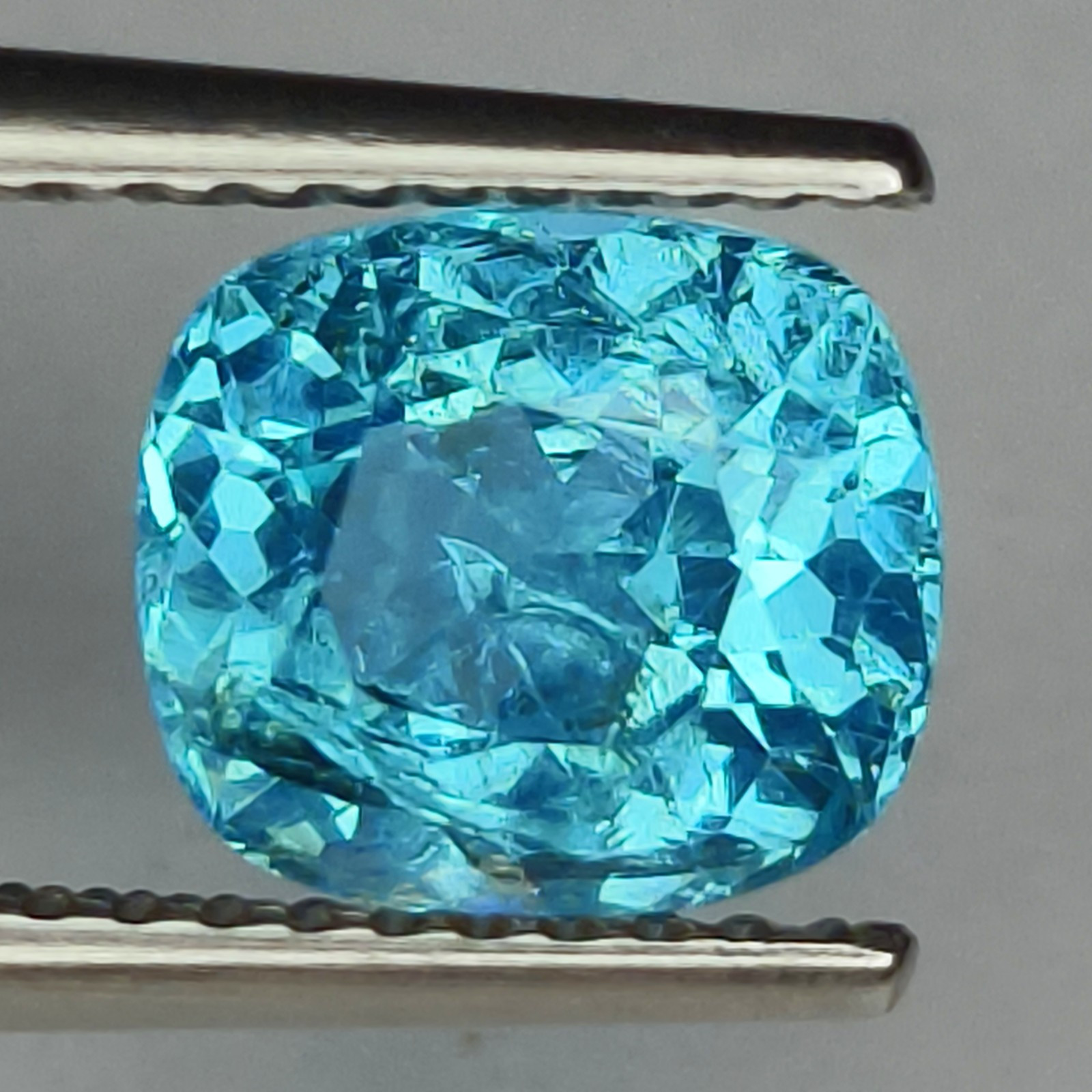 PRETTY NATURAL2.00Cts BEAUTIFUL NEON BLUE APATITE