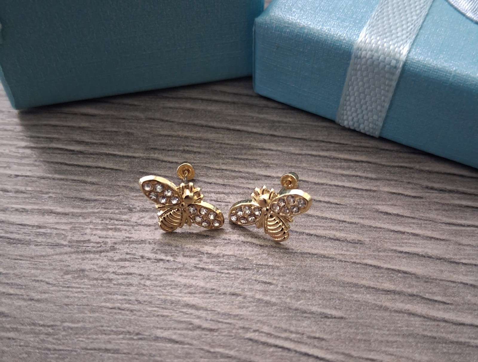 10k gold bumble bee screw back stud earrings / arete abeja de oro 10K de rosca.