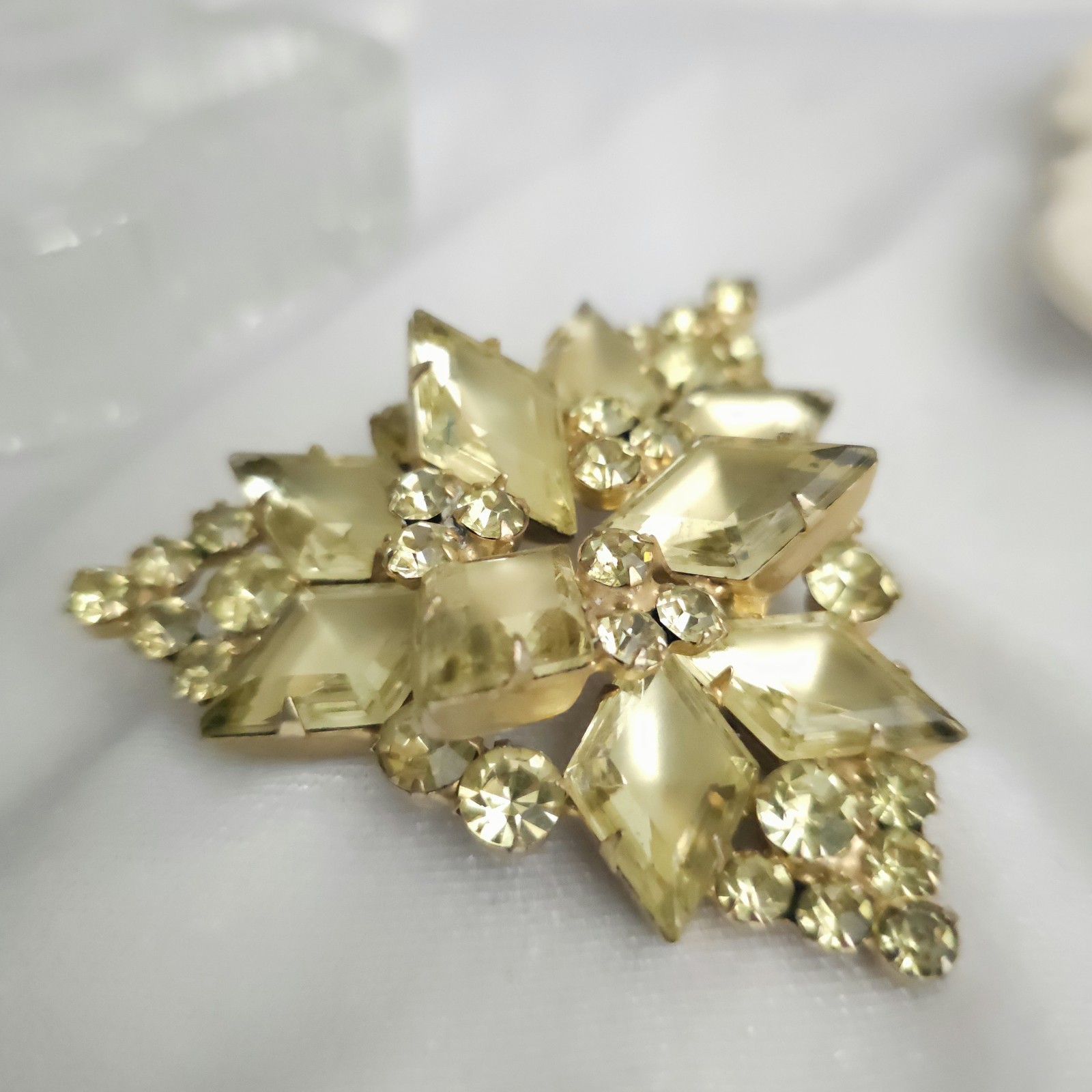 Vtg JULIANA D&E Yellow Jonquil Frosted Kite Rhinestone Set Link Bracelet Brooch