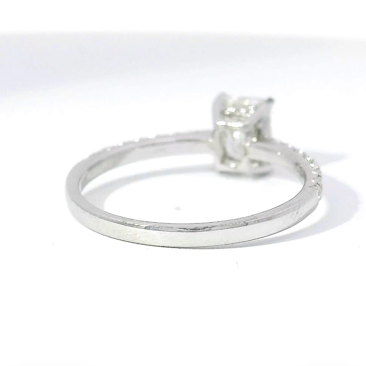 750 Engagement Solitaire Ring in 18K White Gold with Radiant Brilliant & Pavé Trim