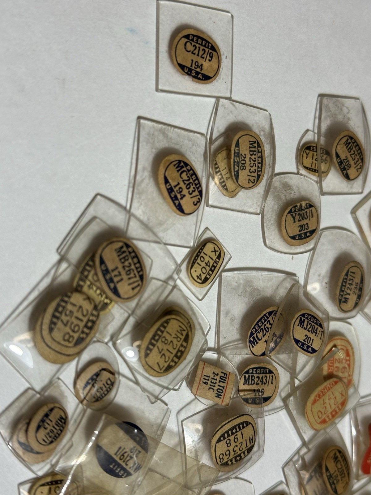 LOT OF 100 GLASS WATCH CRYSTALS WATCHMAKER REPLACEMENT PARTS VARIES BRANDS #27