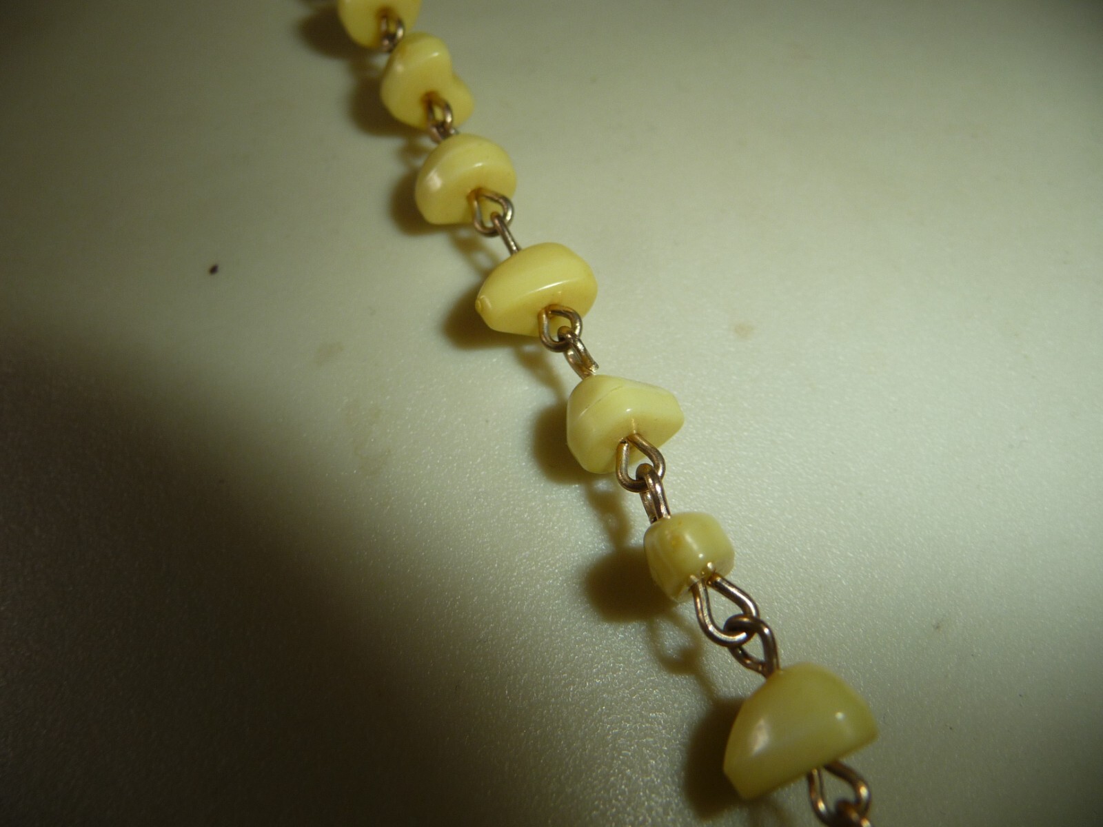 “C” DESIGN GOLD TONE WIRED PALE YELLOW BEADS w GOLD TONE TASSEL NECKLACE #26/19K