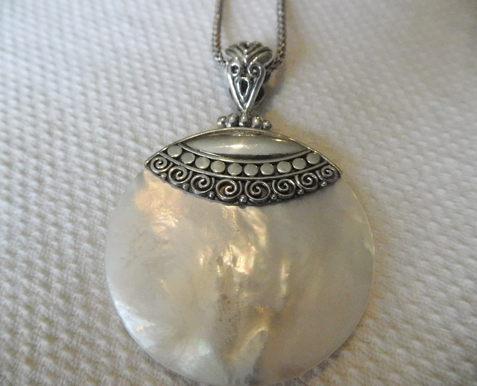 Sterling silver MOP round Pendant w/chain 2″- 18.5″ I-6693