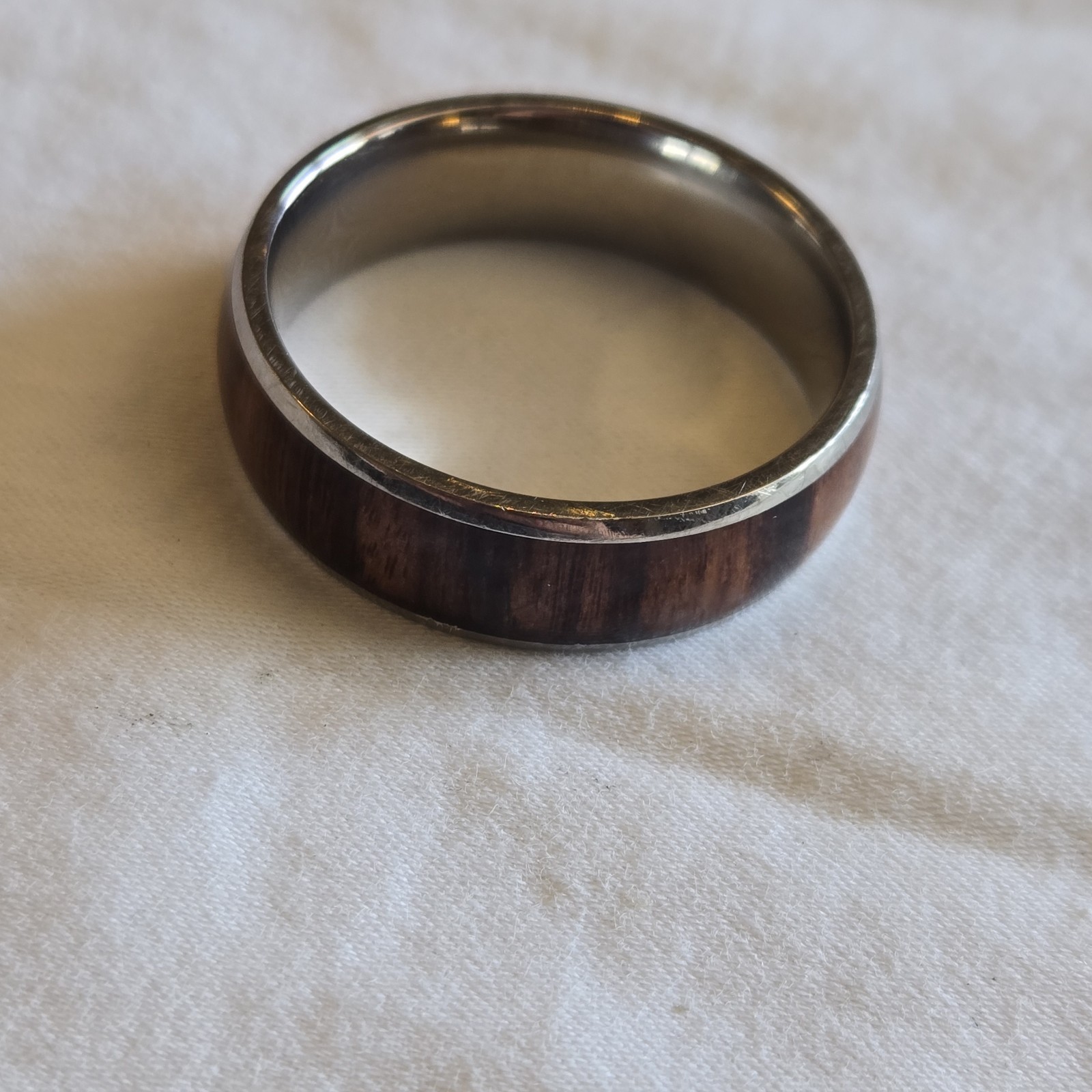 Mens Titanium & Wood Grain Design Ring Lightweight Sz 14.5