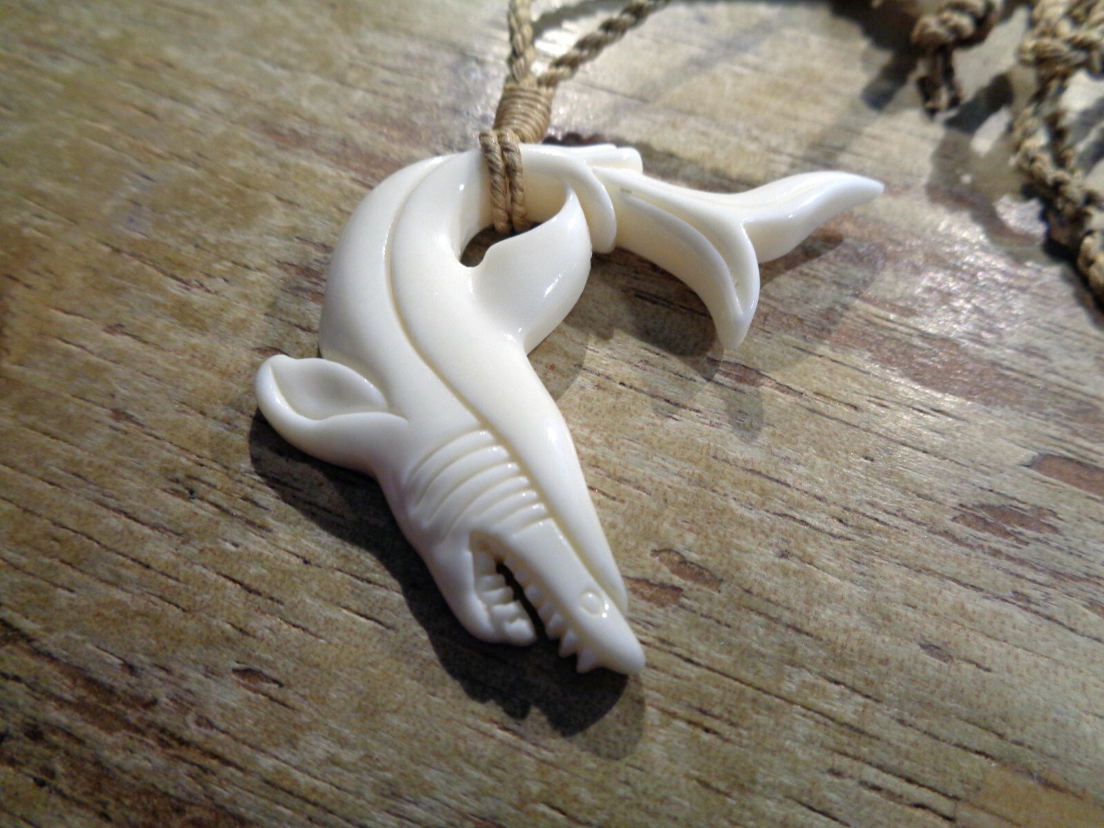 56MM CARVED WATER BUFFALO BONE HAWAIIAN MANO NIUHI SHARK PENDANT NECKLACE 28″