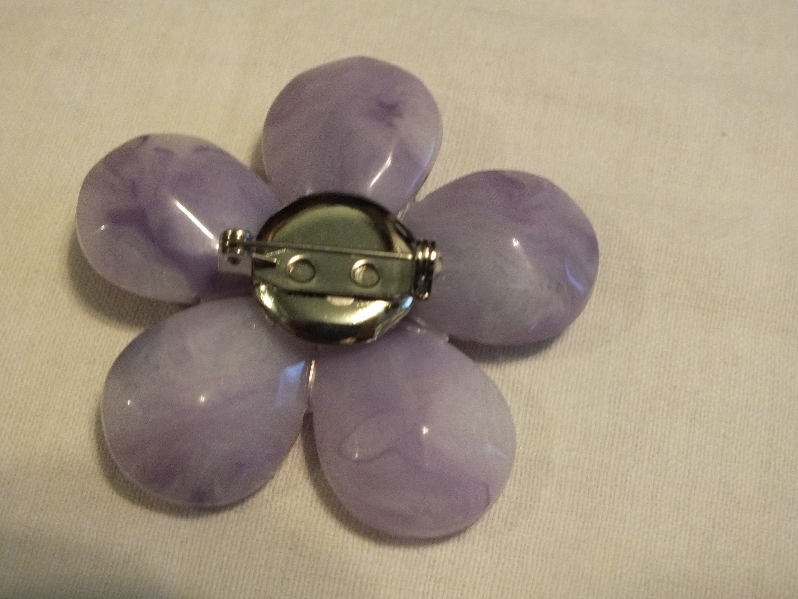 Lovely Brooch Pin Silver Tone Marbled Lavander Plastic Flower Clear Rhinestones