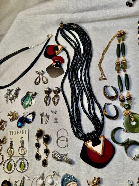 Vintage JEWELRY – 70-80’s & Earlier Trifari, Emmons, Esinberger, Monet, Lisner