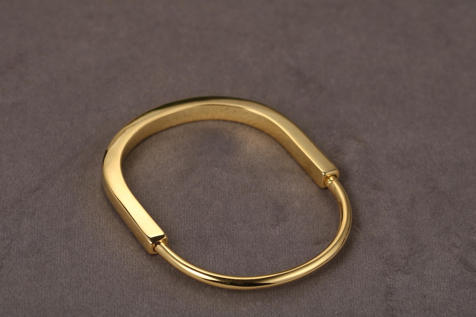 Hall Marked 18kt Solid Yellow Gold U-lock Bangle Bracelet Available In All Size