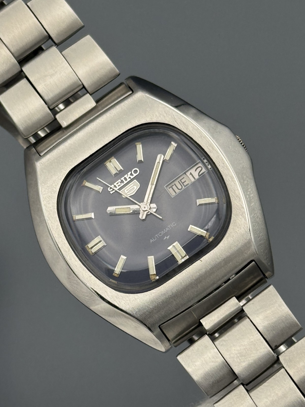 TV Shape Vintage Seiko 5 Automatic Black Dial Day/Date Men’s Wrist Watch Japan