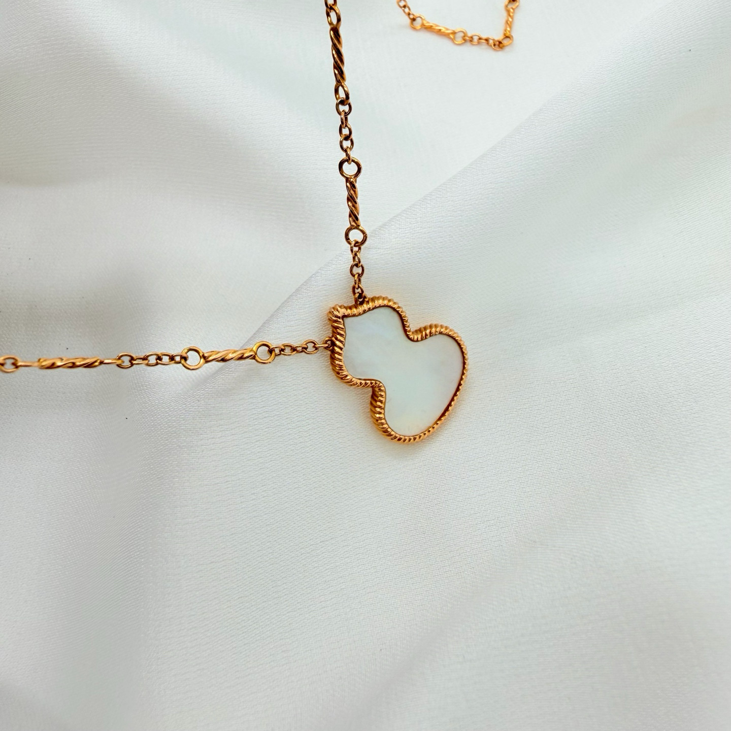 Qeelin Wulu 18K Rose Gold White Mother‑of‑Pearl Gourd Necklace No Accessories