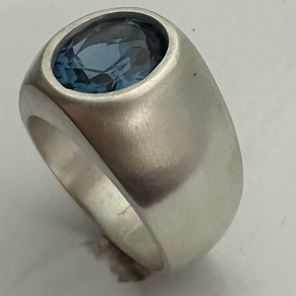 MJG STERLING SILVER RING. HEAVY. 12 x 10mm OVAL LAB LONDON BLUE TOPAZ. SZ 9.5
