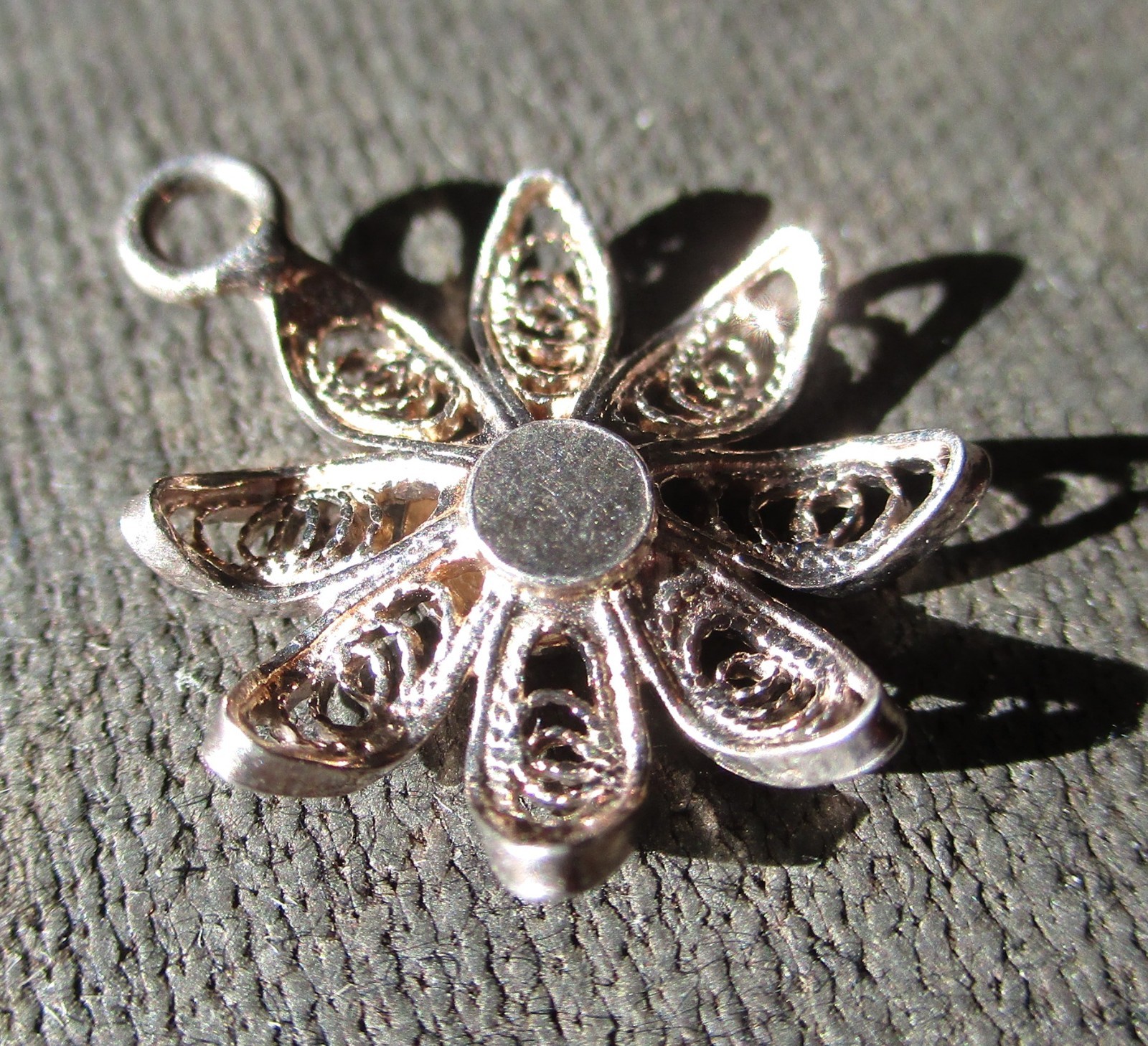 .925 STERLING SILVER SUNFLOWER CHARM PENDANT 1 gr (NEW)