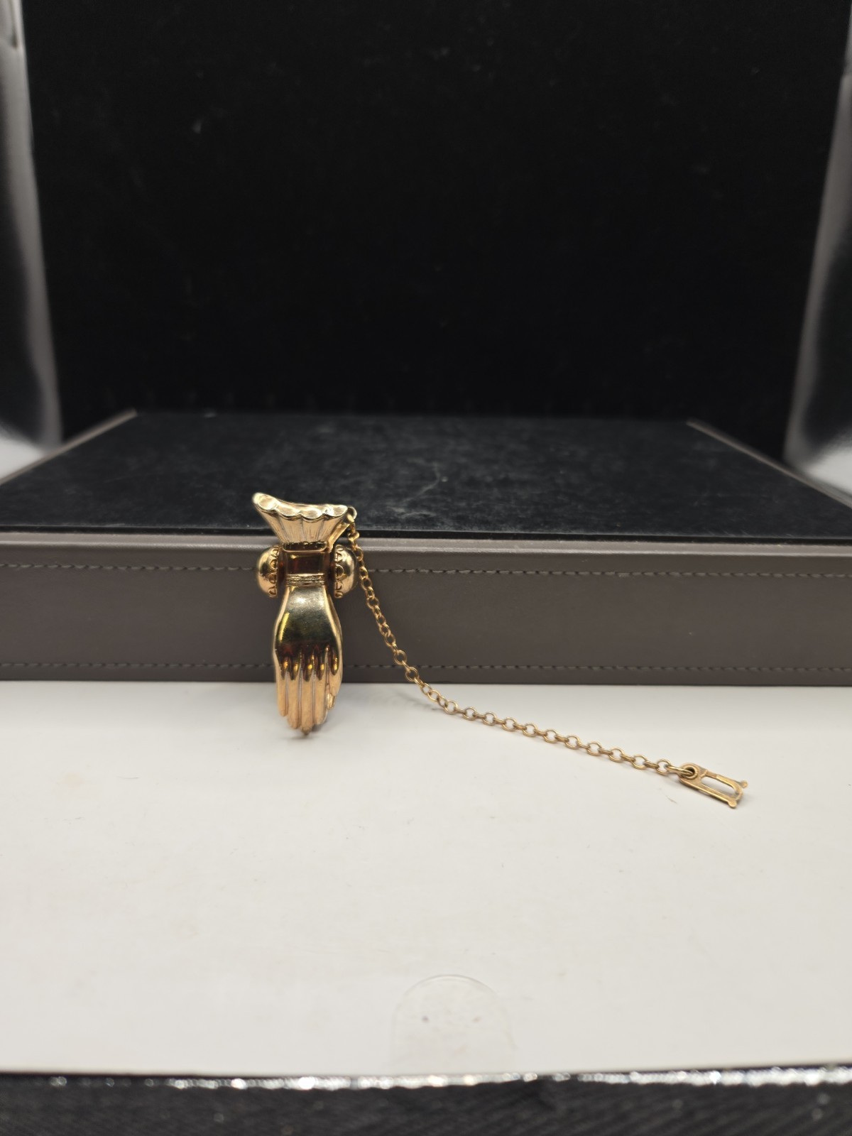 Unbranded Vintage Glove Or Scarf Holder Gold Tone (I-5)