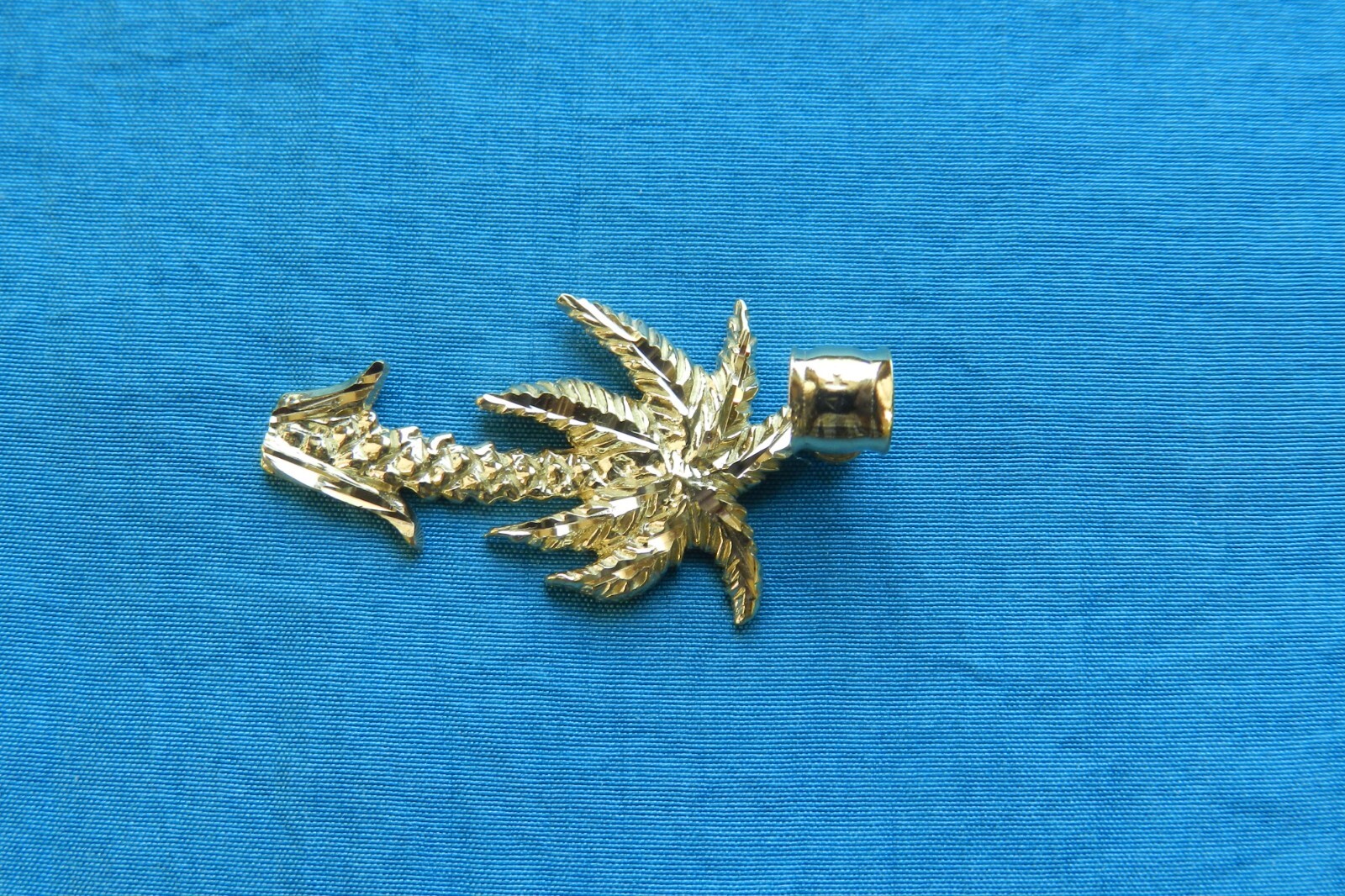 14k Yellow Gold Palm Tree Pendant *2.4 Grams*