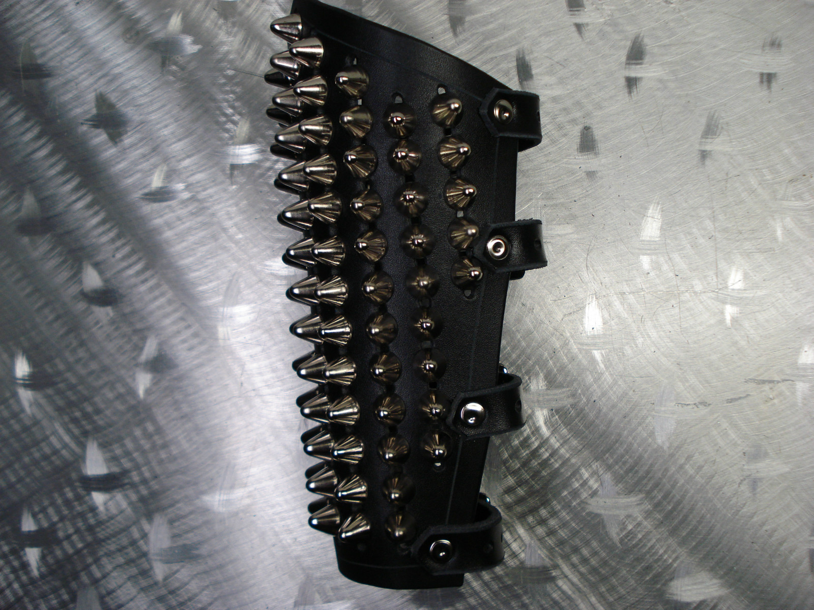 LEATHER UNISEX CONE STUDS GAUNTLETS.THRAS METAL… (MDLUG0312)….MANTAS’S