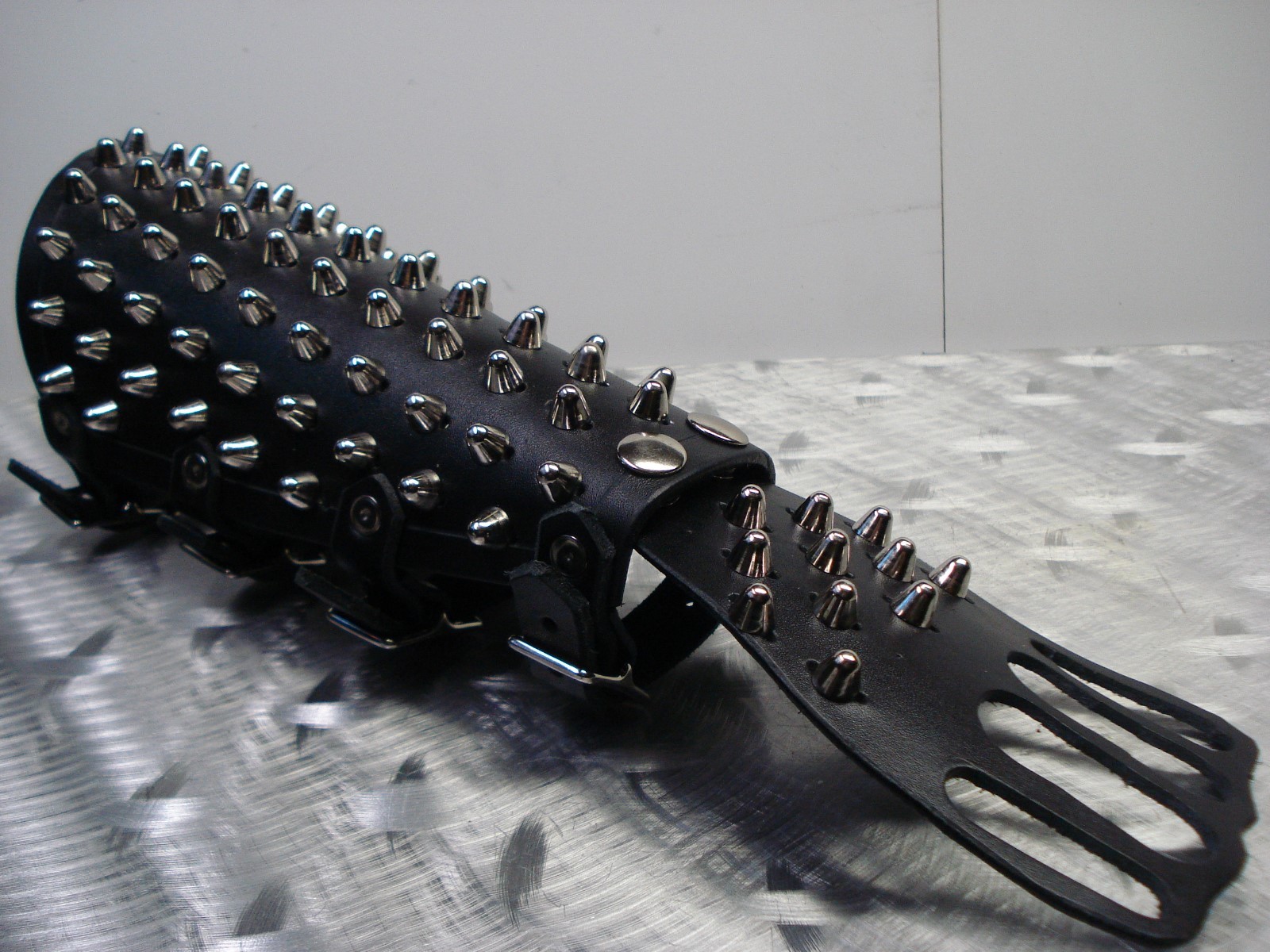 UNISEX LEATHER STUDDED FIST GAUNTLET….BLACK METAL.(MDLUG0175)….. RAVEN