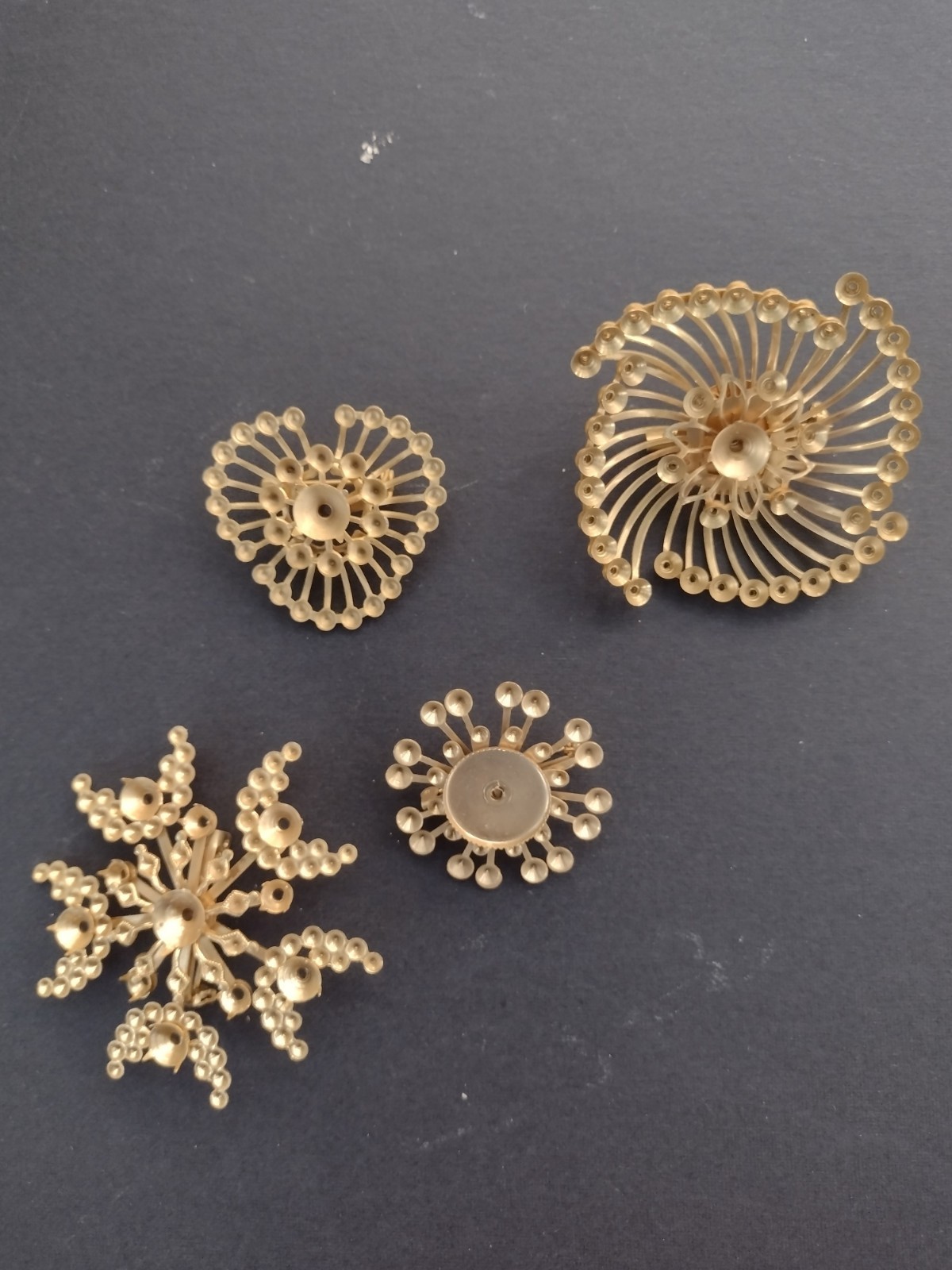 Vintage Brooches Set of 4 Gold Toned Women’s Costume Jewelry Lot