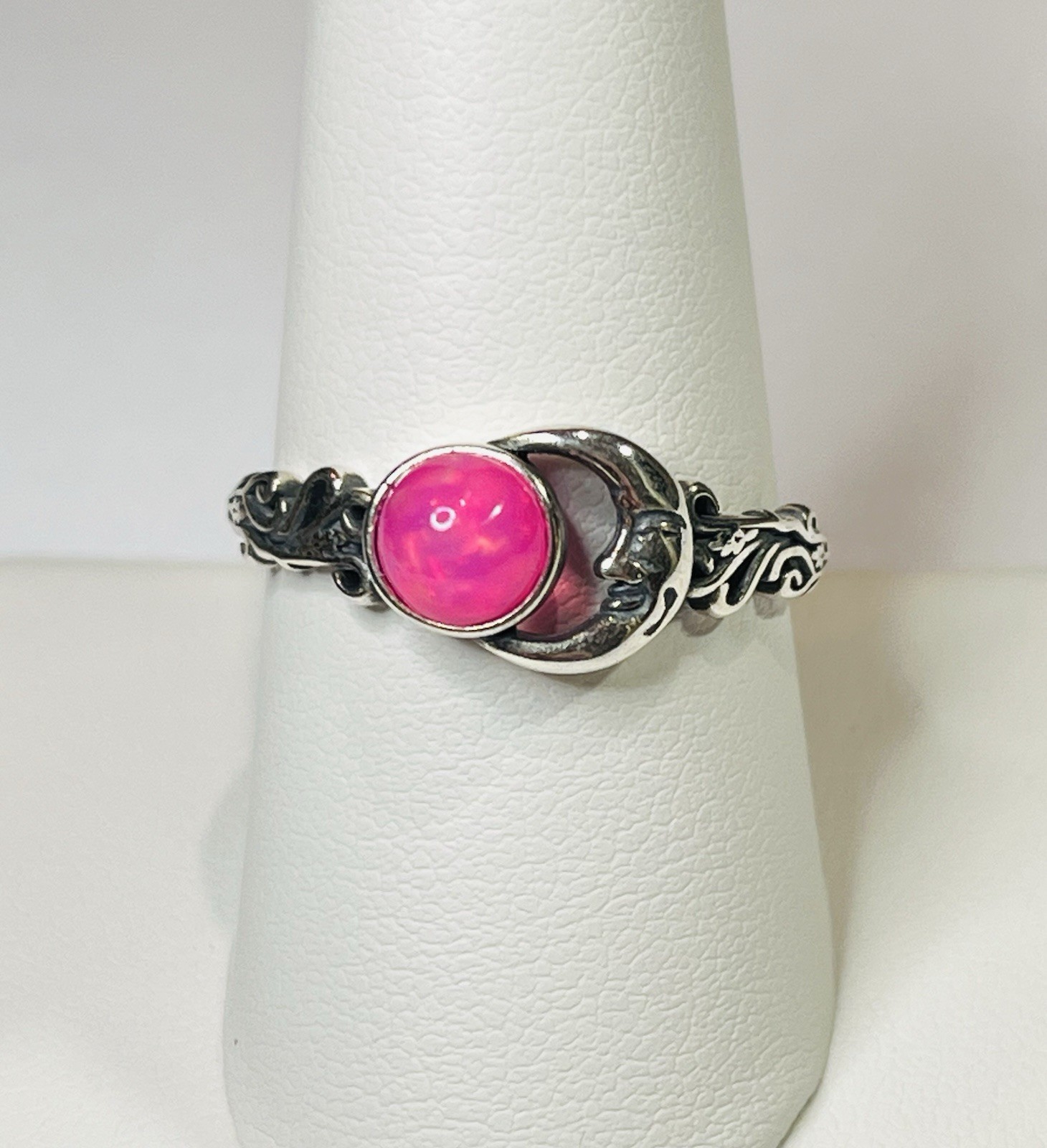Vintage 925 Sterling Silver Natural Pink Rainbow Opal Man In Crescent Moon Ring