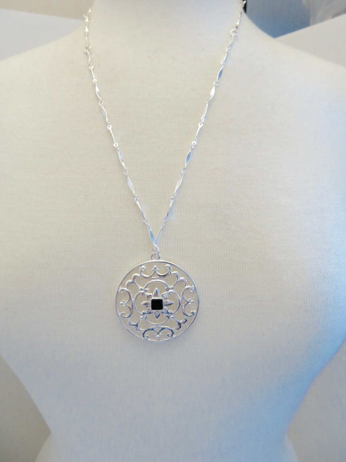 NEW WHITE HOUSE BLACK MARKET FILIGREE NECKLACE