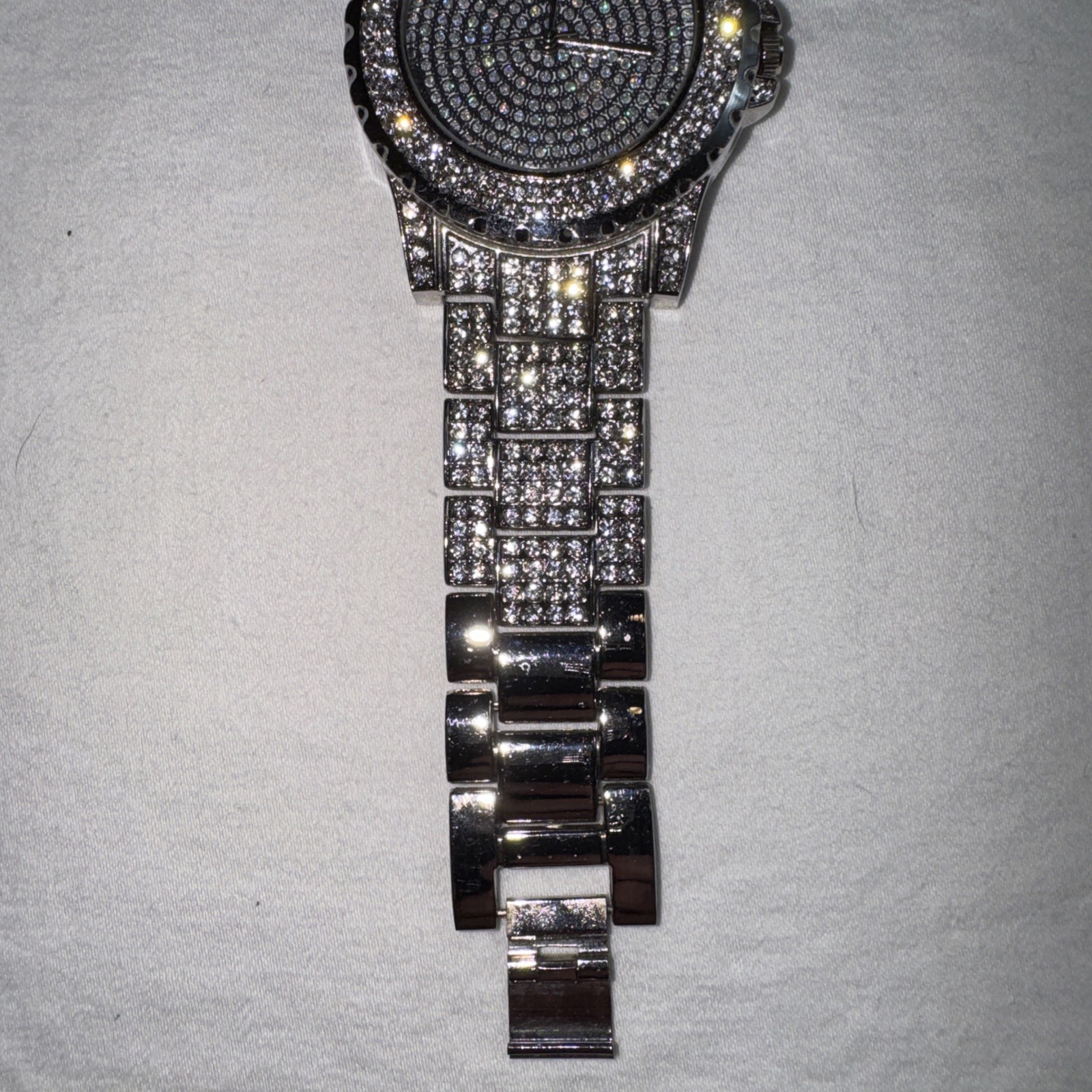 Silver Tone Luxury Analog Wristwatch Pavé Dial Metal Bracelet Round Fixed Bezel