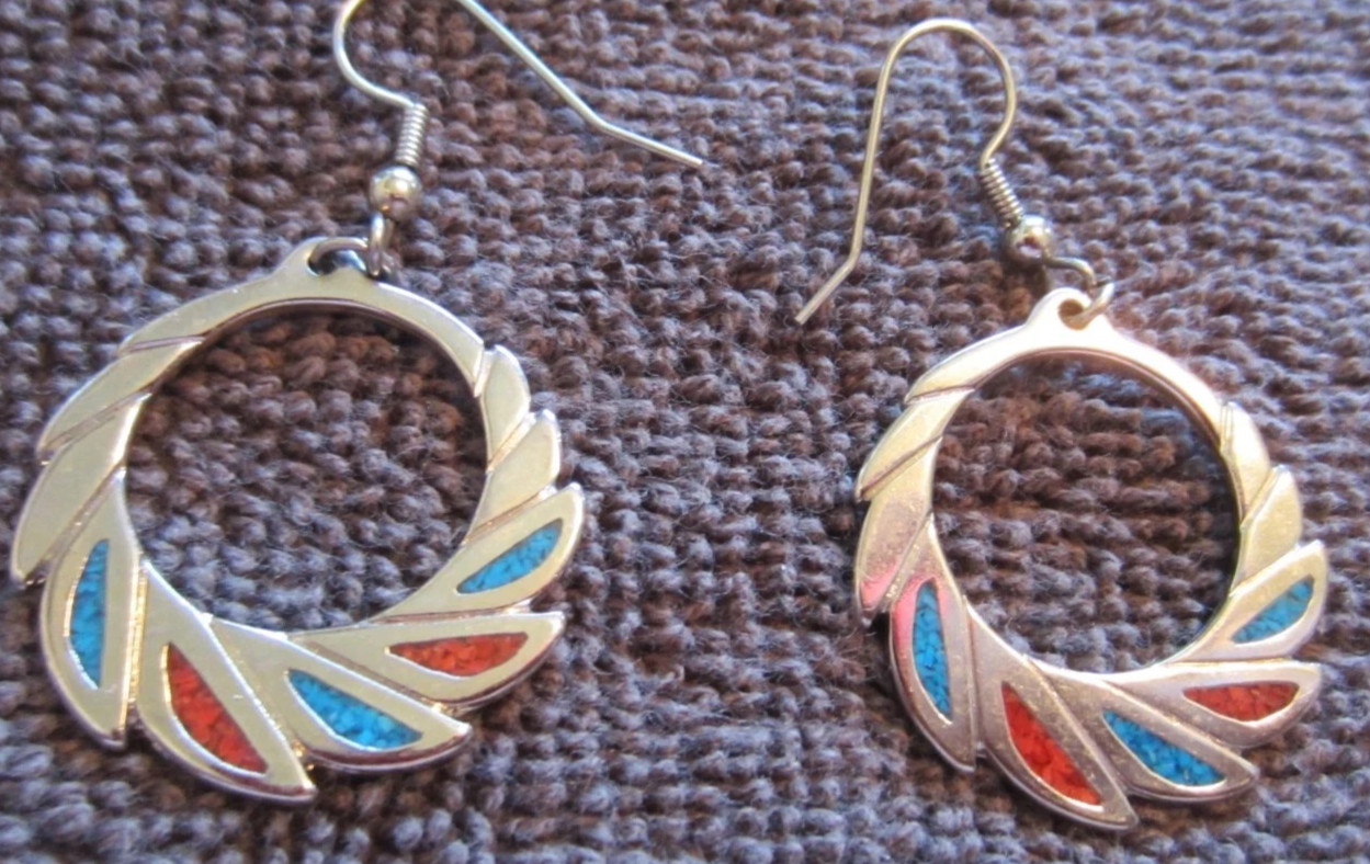 VINTAGE SW92 SOUTHWESTERN TURQUOISE/RED CORAL SILVER TONE WREATH DANGLE EARRINGS