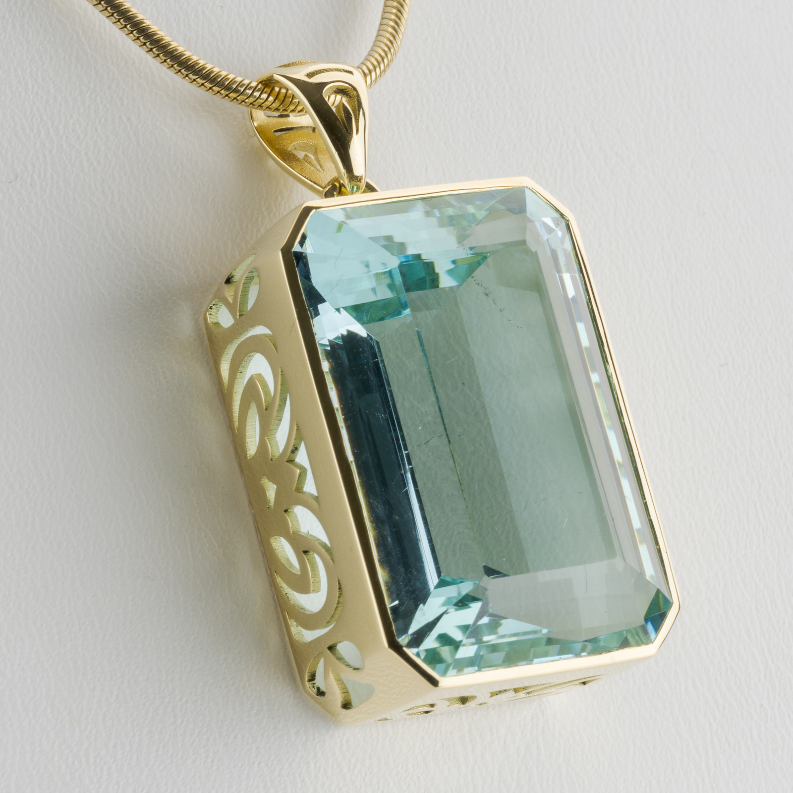 14k gold pendant with an aquamarine