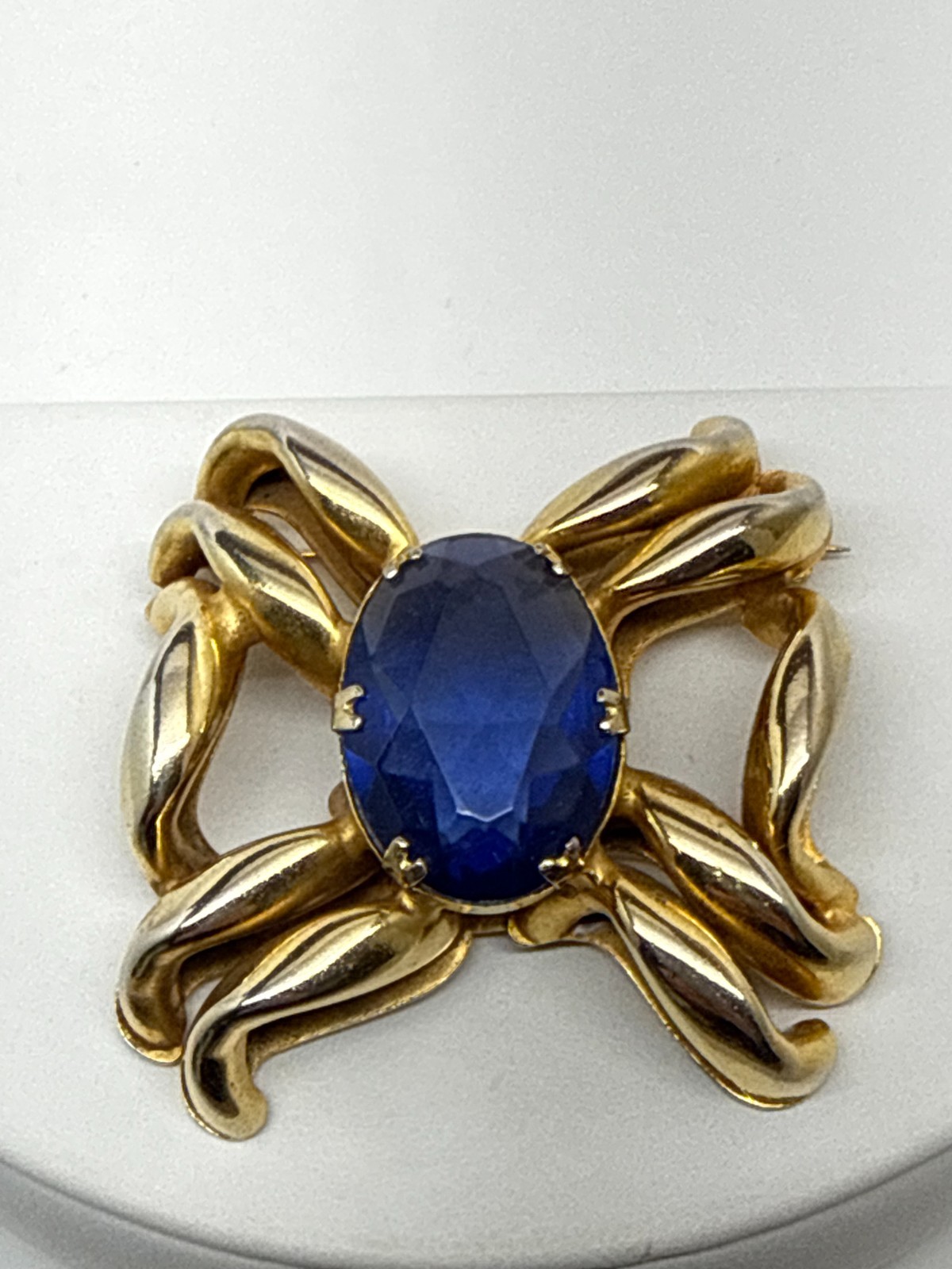 Vtg Designer style oval royal Blue faux Gem Brooch Gold Tone prong set unsigned
