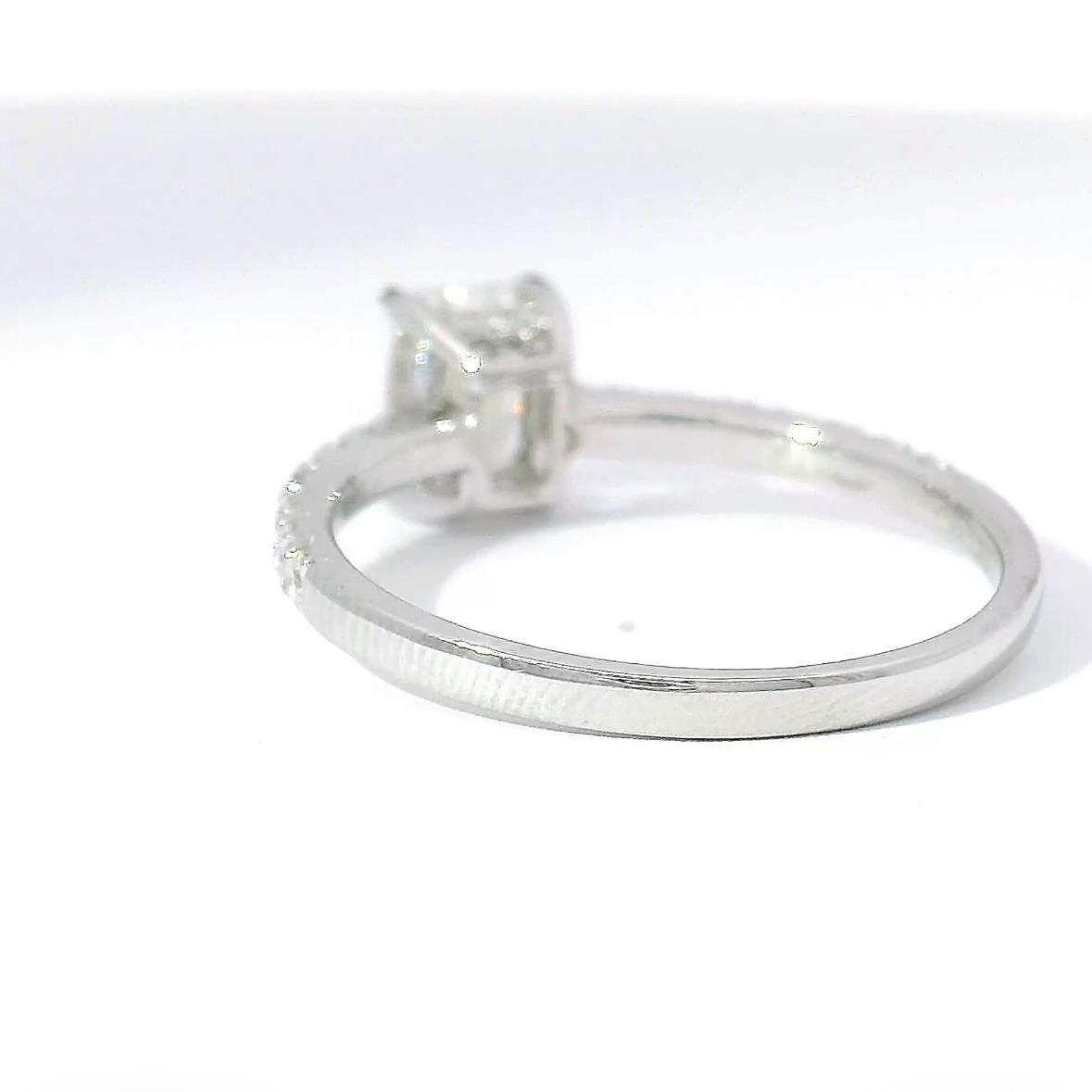 750 Engagement Solitaire Ring in 18K White Gold with Radiant Brilliant & Pavé Trim