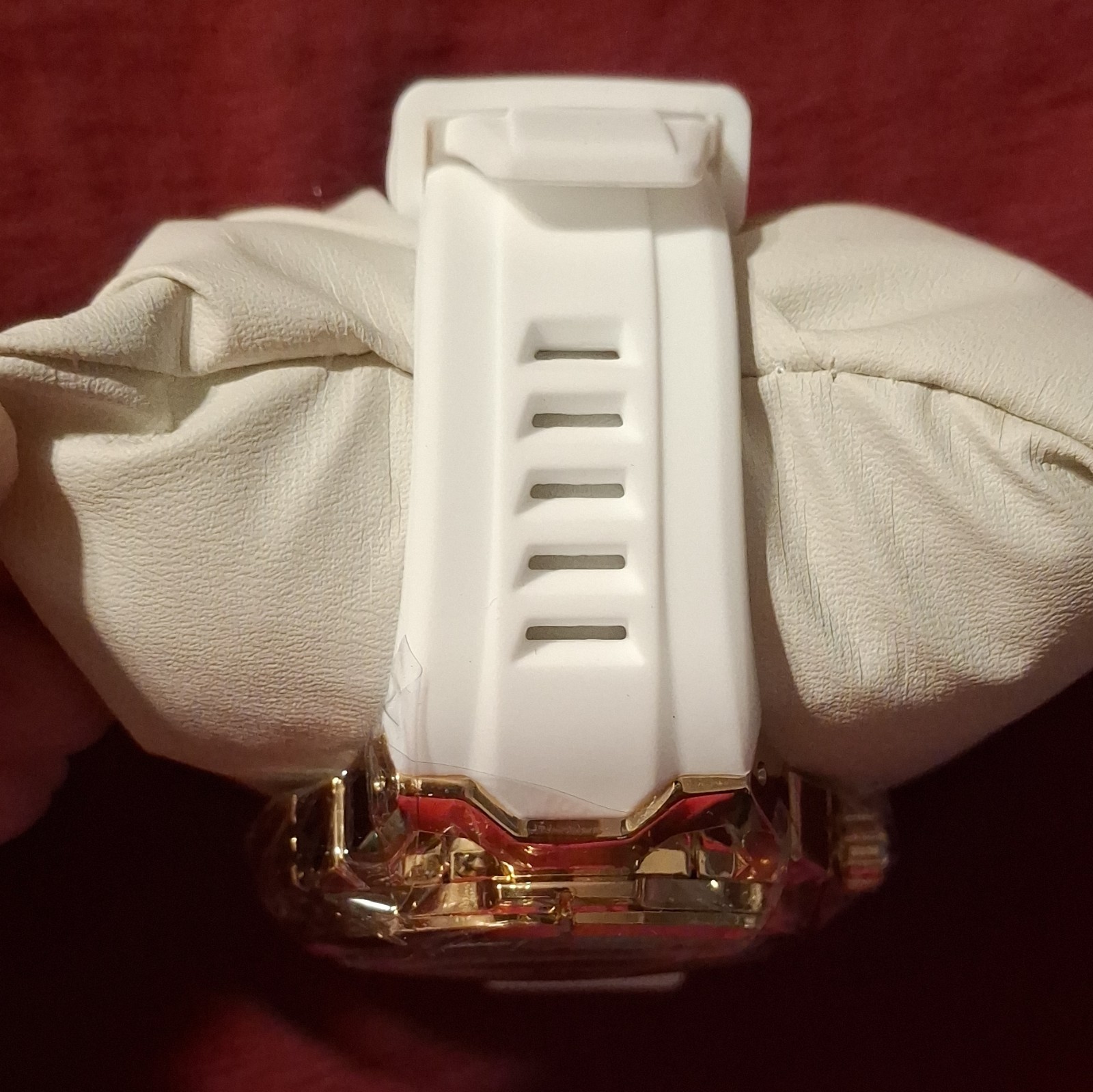 Activa Quartz Analog Watch Gold Tone Case White Rubber Strap Date Indicator