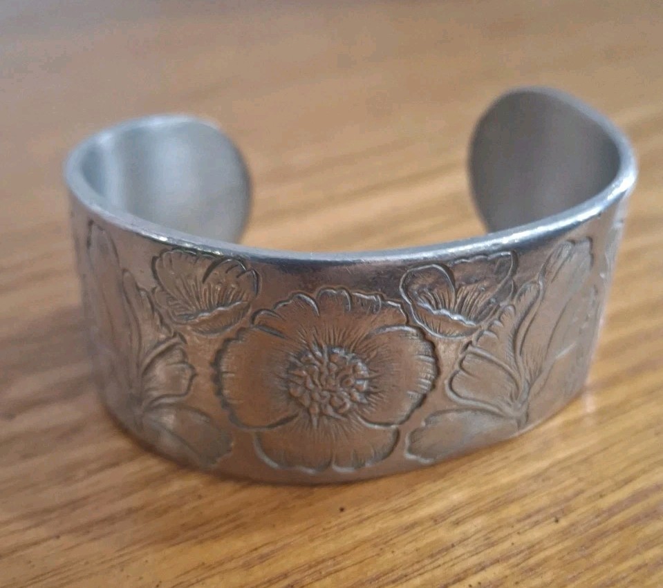 Salisbury Pewter 1″ Wide Cuff Engraved Bracelet Flower Of The Month August