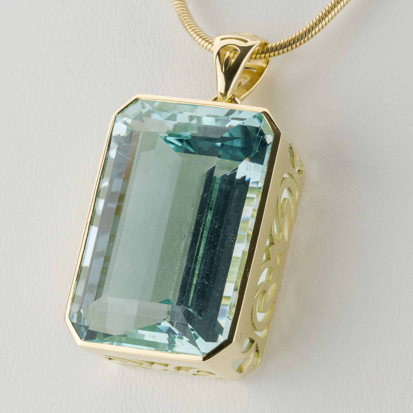14k gold pendant with an aquamarine