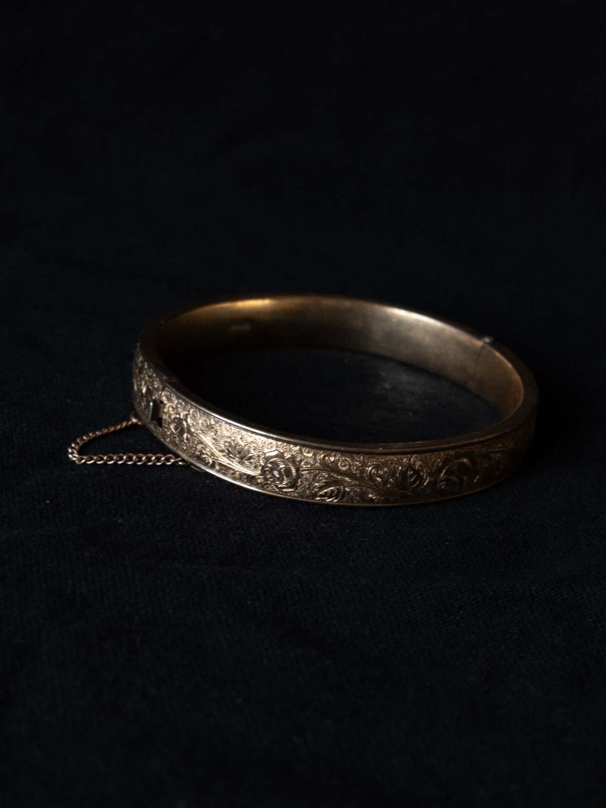 Vintage Winard 12k Gold Floral Etched Hinged Bangle Bracelet
