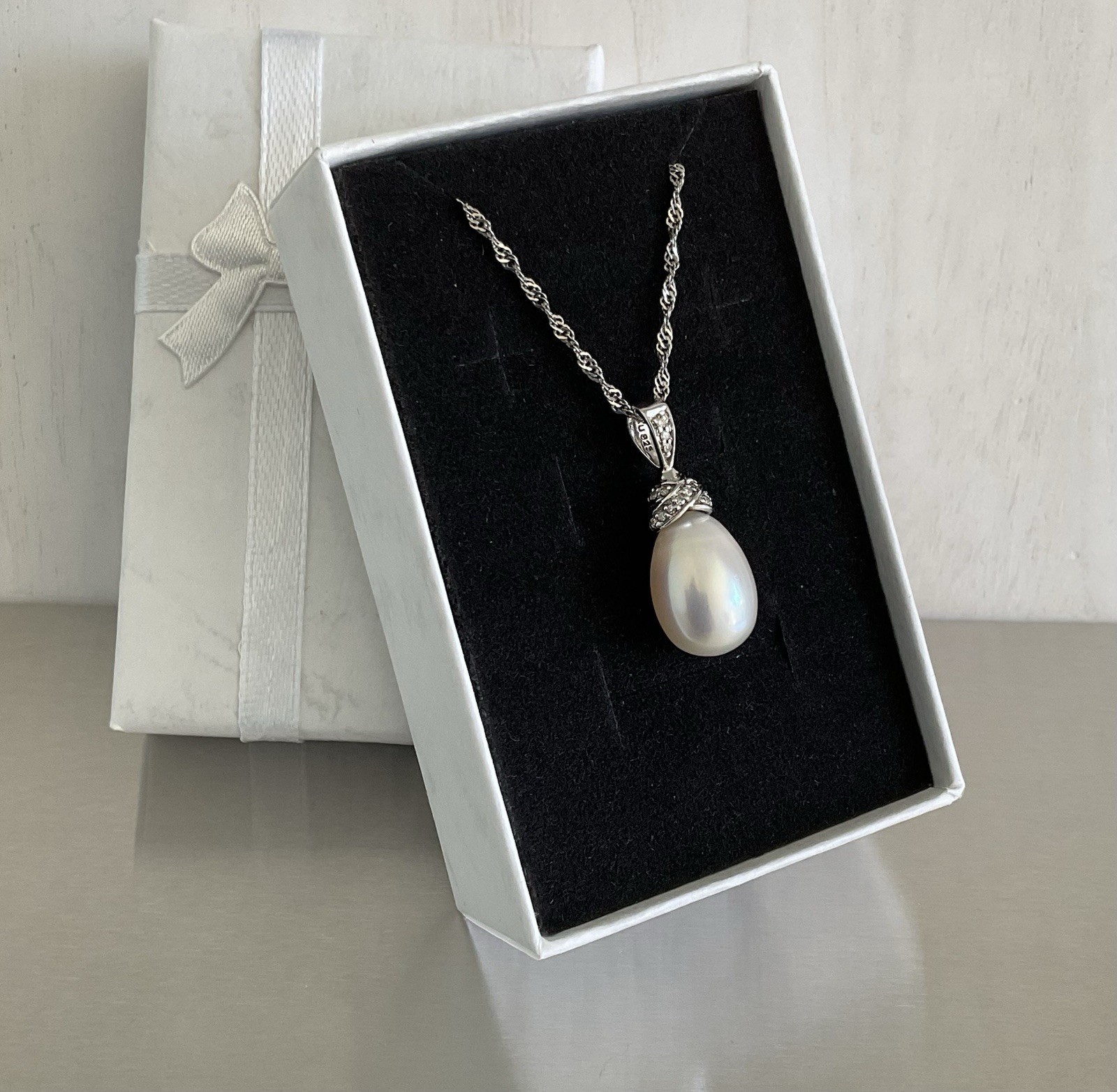 Genuine Pearl with 28 Diamond Accents Pendant Necklace 925 Sterling Silver 17″