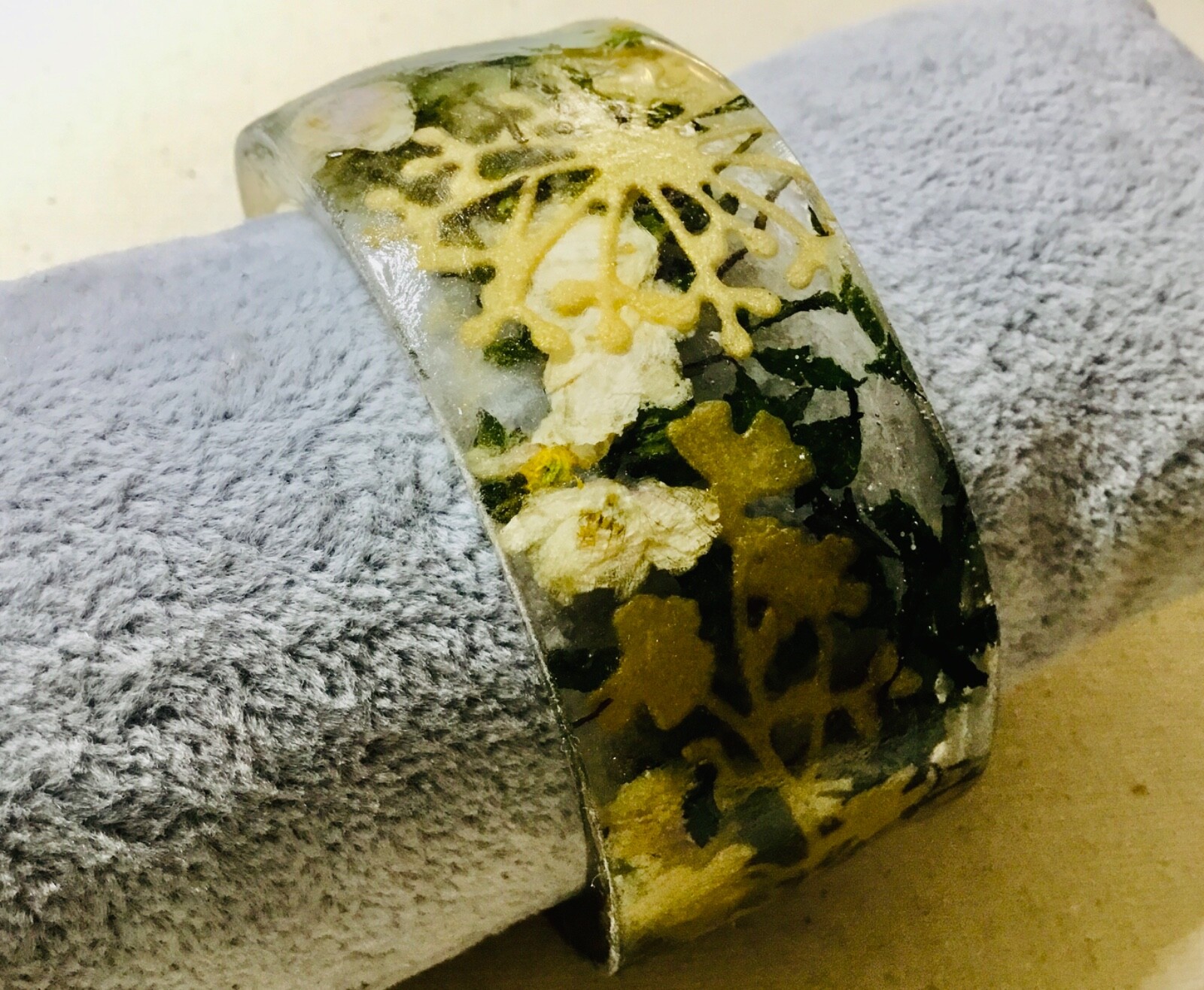 Everblossom White Flower Resin Bangle – Nature-Inspired Jewelry with Real and Ar