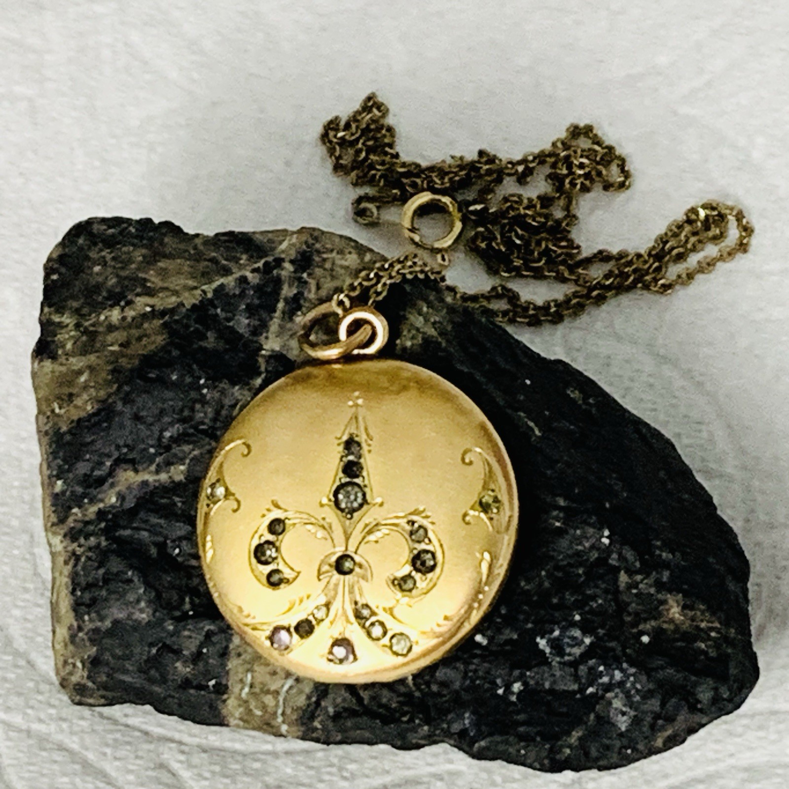 ANTQ LOCKET Necklace Paste Bow “MEC” 12K-14k GOLD FILLED 13.11g 1” Victorian 26”