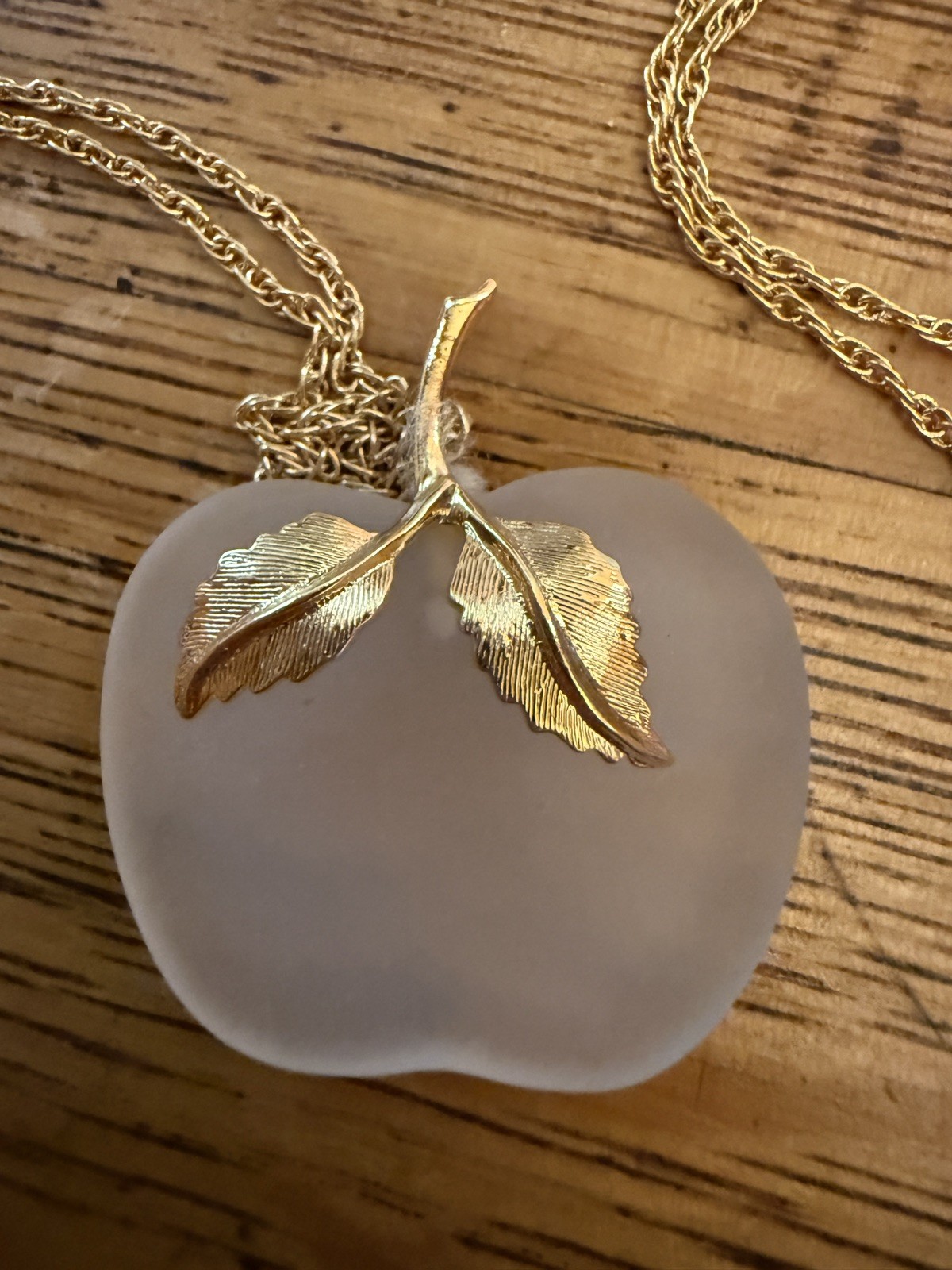 Vintage Avon Frosted Glass Apple Pendant Necklace Gold Tone Signed Fruit 28”