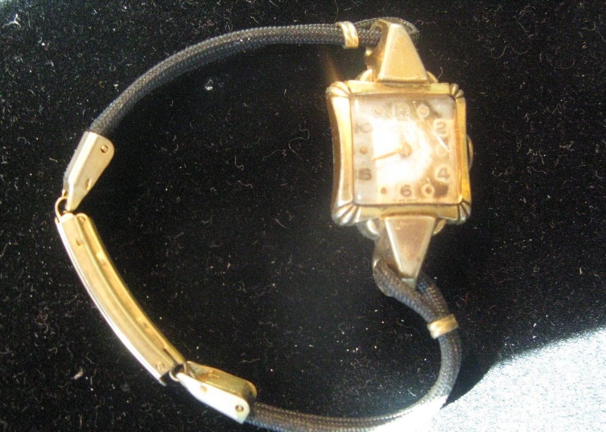 Fond Acier Inoxydable 48235 Vintage Womans Wristwatch Black Band NOT WORKING