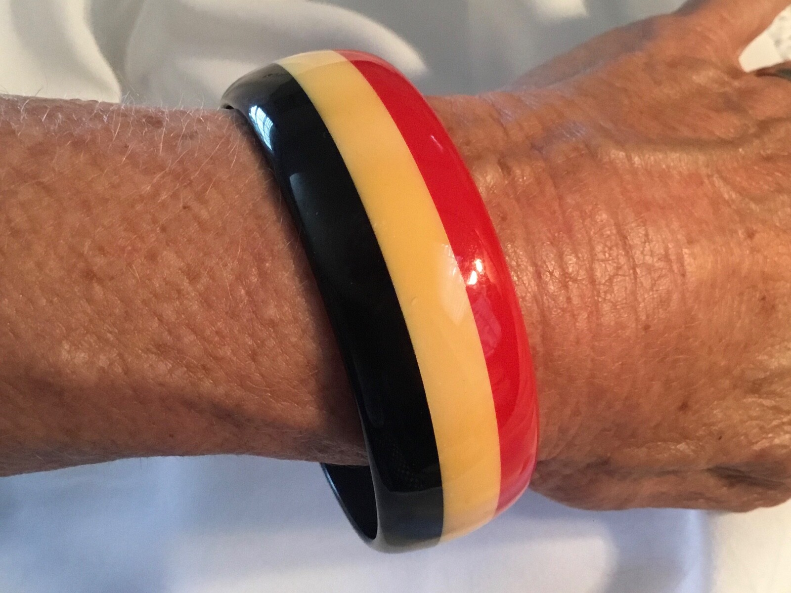 VINTAGE 3 COLOR LAYER STRIPED LAMINATE BAKELITE BANGLE BRACELET~BLACK YELLOW RED
