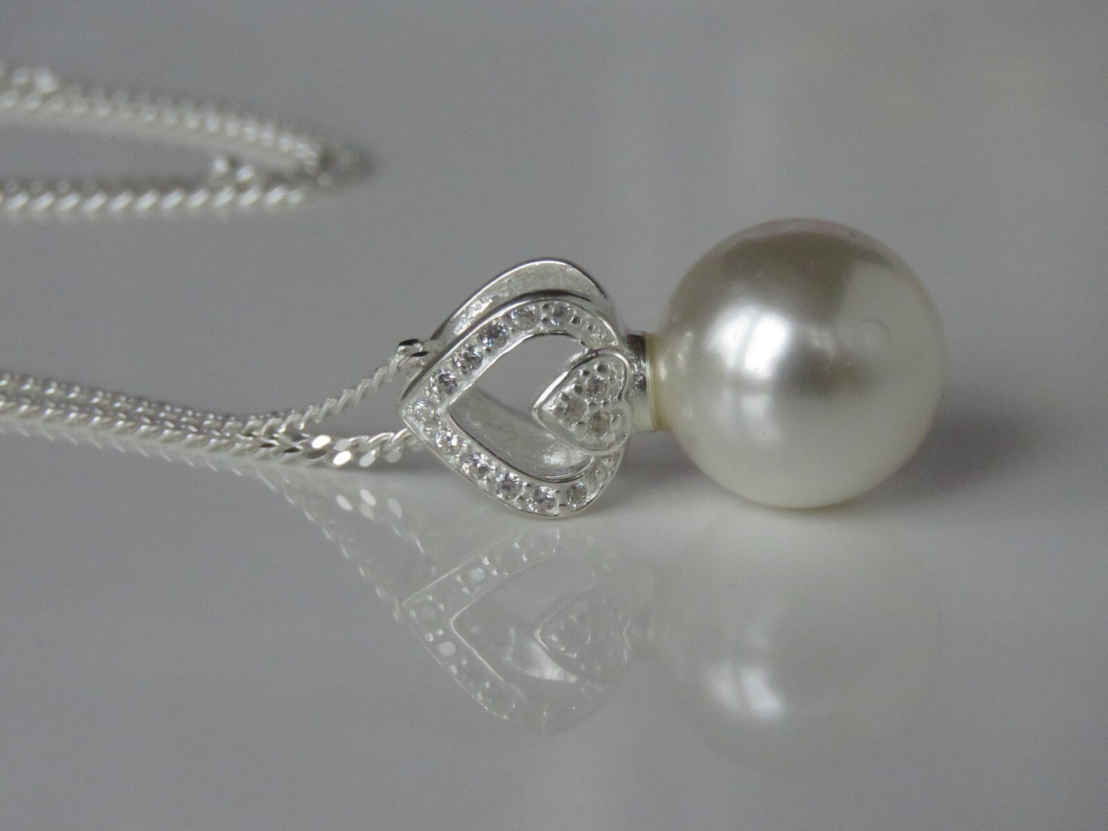 sa5. 925 Sterling Silver Necklace Made With a Swarovski White Pearl Pendant