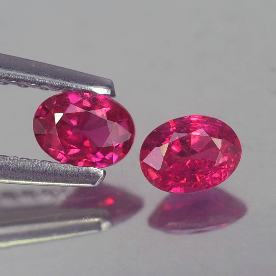 0.36CT CHARMING AA PAIR UNHEATED UNTREATED OVAL PINKISH RED RUBY NATURAL