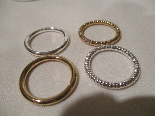 AVON Double Trouble Ring Set of 4 Stackable Rings 2 Goldtone 2 Silvertone 8