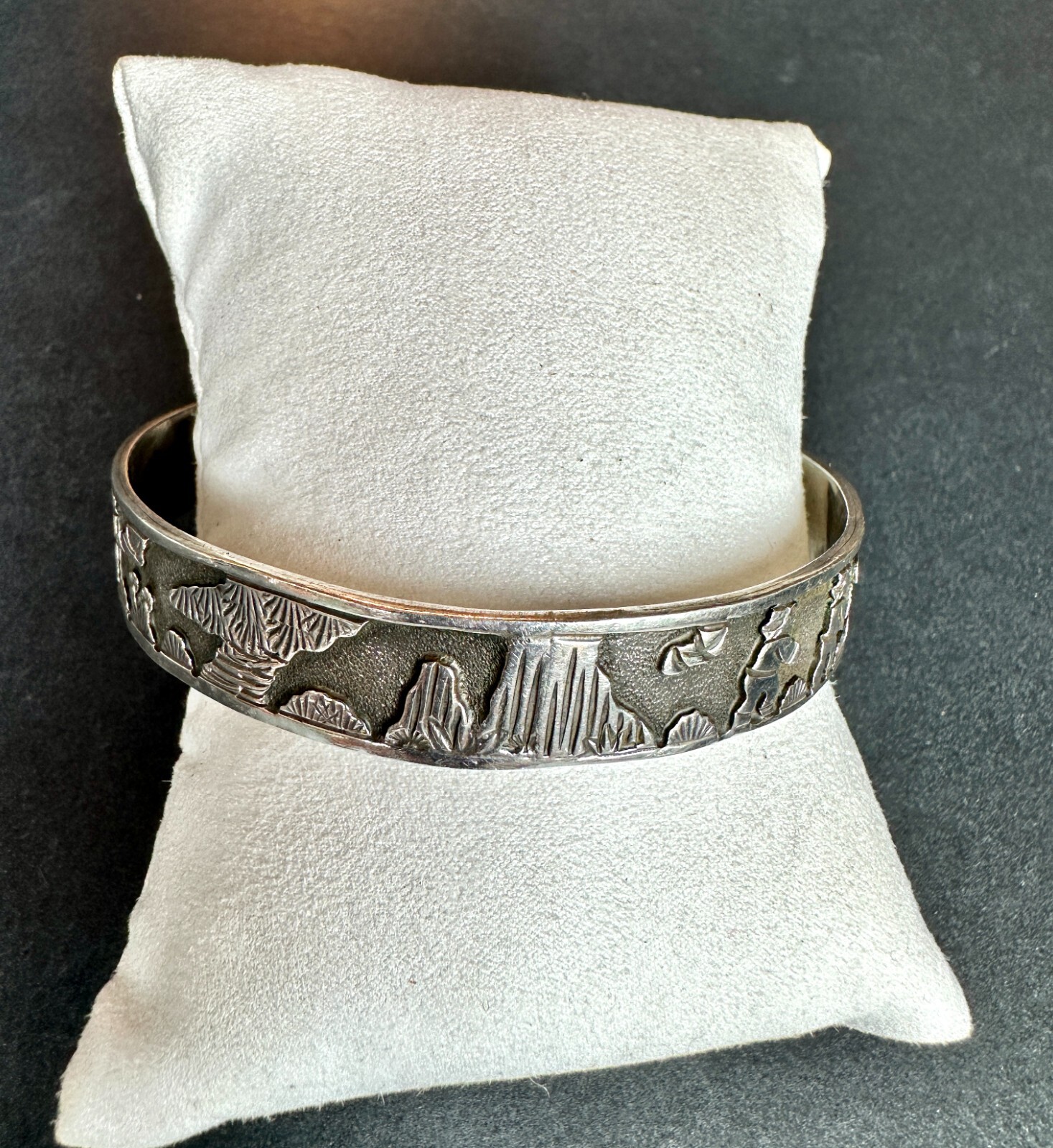 RARE Navajo FLOYD BECENTI Sterling Silver Traditional Storyteller Bangle Vintage
