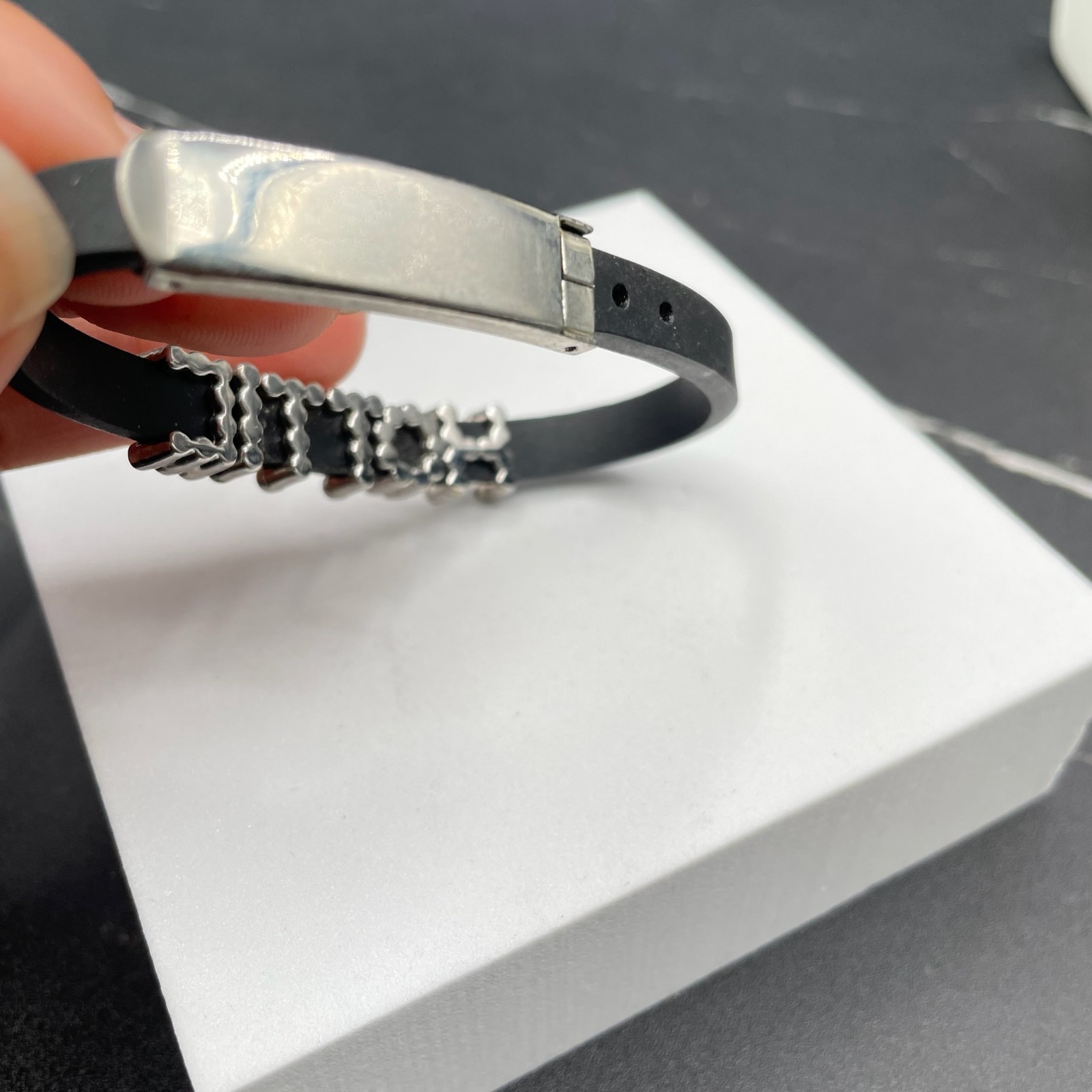Y2K Silver-Tone Classic Rhinestone Rubber Slider Charm “HOTTIE” Buckle Bracelet