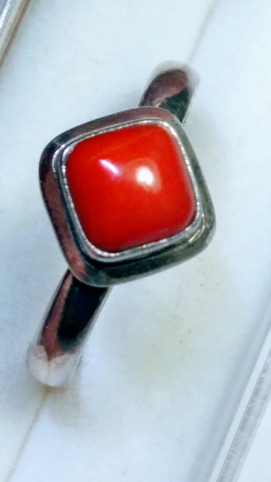 PLEASING NATURAL RED CORAL IN STERLING SILVER .925 RING SIZE BETWEEN 8.75-9.0