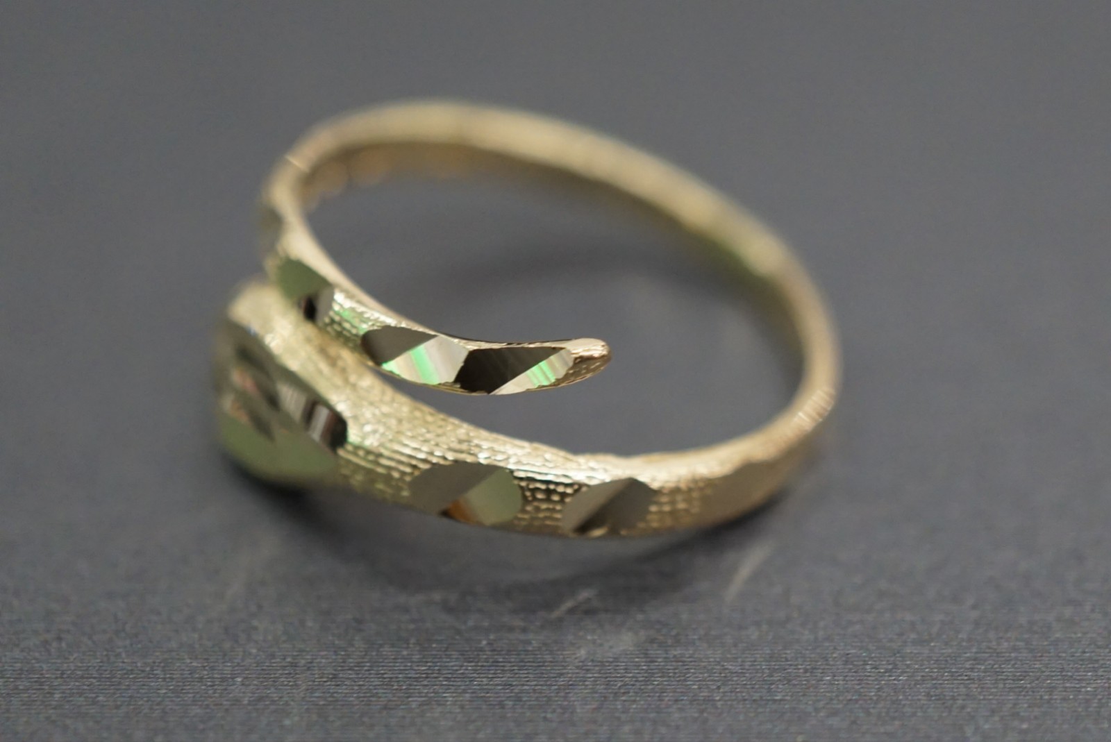 Real 14K Solid Yellow Gold Diamond Cut Snake Band Ring. Size 7