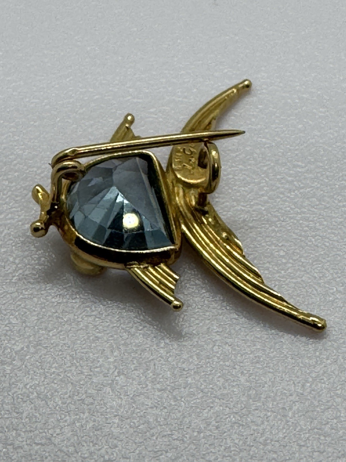 18k Le Gi Blue Topaz Fish Pin C Clasp little brooch with character 2.4 grams