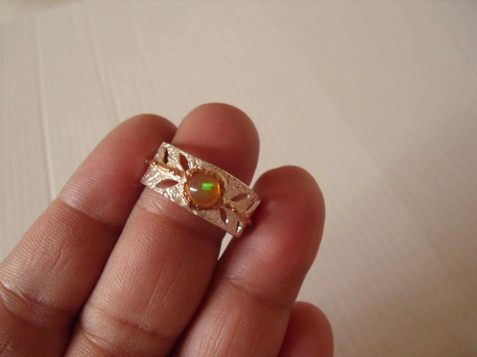 CeS Ring mit einem bunt leuchtenden mexikanischen Feueropal, mexican Opal